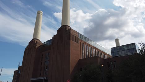 Das-Battersea-Kraftwerk-In-London,-England,-Ist-Ein-Saniertes-Ehemaliges-Verlassenes-Gebäude,-Das-Durch-Die-Verbrennung-Von-Kohle-Strom-Erzeugte