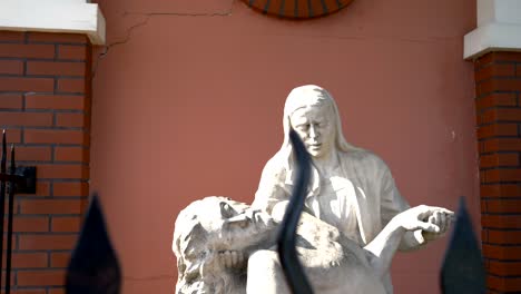 Figura-De-Jesús-Acostado-En-Brazos-De-Su-Madre,-Vía-Crucis-En-Gietrzwałd