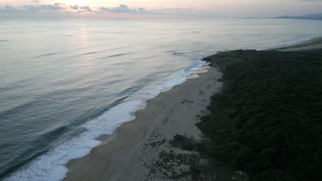 Luftaufnahme-Des-Sonnenuntergangs-An-Einem-Isolierten-Tropischen-Sanddünen-Wildstrand-In-Oaxaca,-Puerto-Escondido,-Mexiko