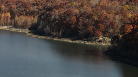 Dichter-Herbstwald-Rund-Um-Den-Lake-Fort-Smith-State-Park,-Arkansas,-Vereinigte-Staaten-–-Drohnenaufnahme-Aus-Der-Luft