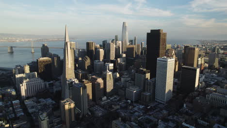 Drone-shot-rising-in-front-of-the-San-Francisco-skyline,-sunny-morning-in-USA