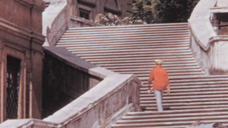 Junger-Mann-Geht-Die-Trinita-Dei-Monti-Treppe-In-Der-Pizza-Di-Spagna-In-Rom-Der-1960er-Jahre-Hinauf