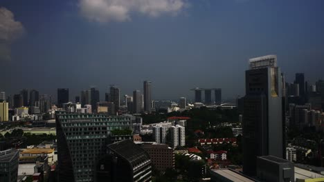 Ruhiger-Blick-über-Die-Skyline-Von-Singapur-Mit-MBS-Und-Dem-CBD-Bereich-In-Der-Ferne