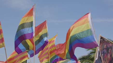 Regenbogenfahnen-Flattern-Im-Wind-Beim-Pride-Festival-Auf-Der-Isle-Of-White-2018