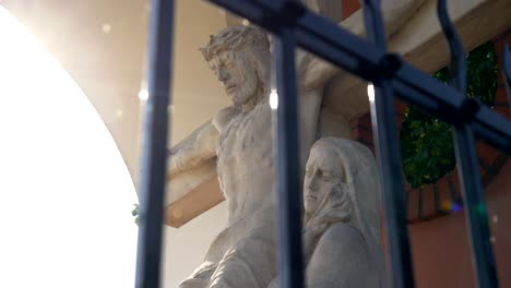 Figura-De-Jesús-Crucificado-Al-Sol,-Vía-Crucis-En-Gietrzwałd