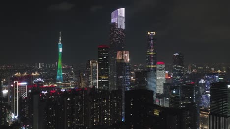 Fernsicht-Auf-Guangzhou,-Wunderschön-Beleuchtete-Zentrale-Gebäude-In-Der-Innenstadt,-Vom-Benachbarten-Wohnblock-Bei-Nacht