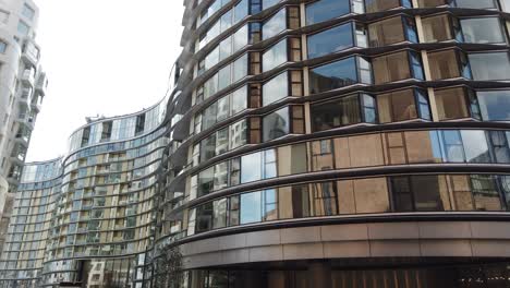 Apartments-Neben-Dem-Battersea-Kraftwerk-In-London,-England,-Ist-Ein-Saniertes-Ehemaliges-Verlassenes-Gebäude,-Das-Durch-Die-Verbrennung-Von-Kohle-Strom-Erzeugte