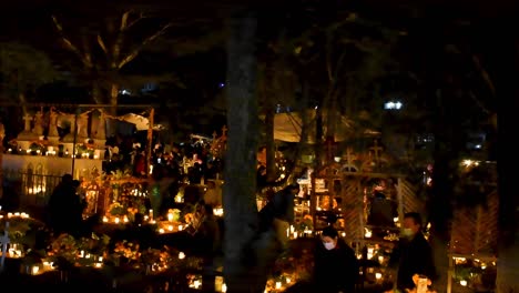 Decoración-En-Un-Cementerio-Mexicano-El-Día-De-Los-Muertos--Cementerio-De-Tzintzuntzan-En-Michoacán-México,-Uno-De-Los-Más-Representativos-Para-Celebrar-El-Día-De-Muertos