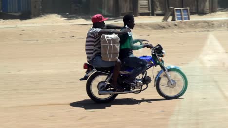 Zwei-Männer-Auf-Einem-Motorrad-In-Afrika