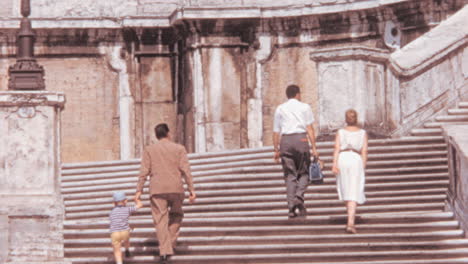 Adultos-Y-Un-Niño-Suben-Las-Escaleras-De-La-Piazza-Di-Spagna-En-Roma-1960