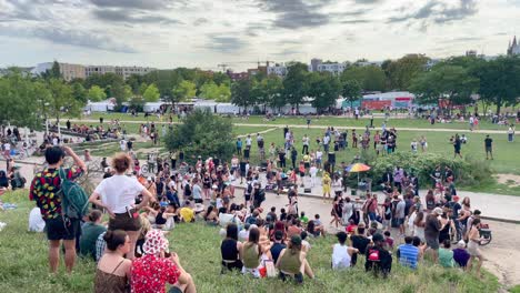 Street-Art-Festival-Im-Berliner-Mauerpark-Mit-Menschenmenge,-Die-Der-Band-Zuhört