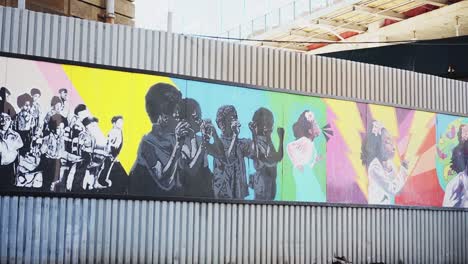 Lebendige-Und-Farbenfrohe-Graffiti-Straßenkunst-An-Der-Wand-In-Brooklyn,-New-York,-Amerika