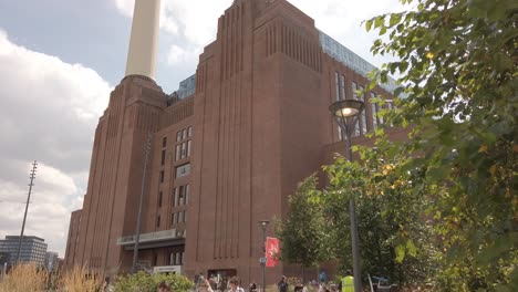 La-Central-Eléctrica-De-Battersea-En-Londres,-Inglaterra,-Es-Un-Antiguo-Edificio-Abandonado-Regenerado-Que-Generaba-Electricidad-Mediante-La-Quema-De-Carbón.