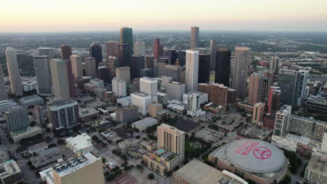 Drohnenaufnahme-In-Richtung-Der-Skyline-Von-Houston,-Lebhafte-Abenddämmerung-In-Texas,-USA