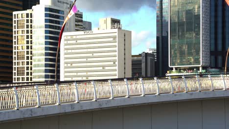 Statische-Aufnahme-Von-Fußgängern,-Die-Die-Victoria-Brücke-überqueren,-Und-Bussen,-Die-Auf-Der-Buslinie-Zwischen-Dem-Zentralen-Geschäftsviertel-Und-South-Brisbane-Bei-Sonnenuntergang,-Queensland,-Australien,-Fahren