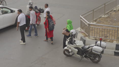 Unsicheres-Überqueren-Einer-Belebten-Straße-–-Dhaka-Stadt.-Menschen-überqueren-Die-Straße.-4k-Prores-Hauptquartier