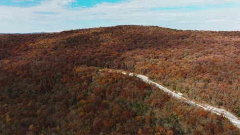 Mountain-Road-And-Lush-Autumn-Forest-In-Arkansas,-USA---Aerial-Drone-Shot