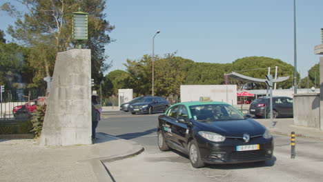 Taxi-Fährt-In-Den-Eingang-Des-Hospital-De-Santa-Maria-In-Lissabon,-Portugal