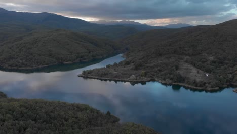 Drone-Lago-De-Montaña-Que-Refleja-Las-Coloridas-Nubes-Del-Atardecer-Inclina-Los-Picos-De-Las-Montañas