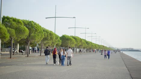 Stadtleben-Menschen,-Die-Am-Meer-Spazieren-Gehen-Strandpromenade-Von-Thessaloniki-Sonniger-Sommertag