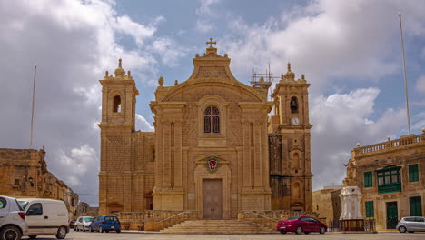 Catedral-De-San-Pablo-En-Mdina,-Malta-Con-Paisaje-Nublado-Y-Tráfico-Urbano---Lapso-De-Tiempo