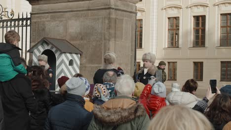 Wachablösung-Auf-Der-Prager-Burg,-Tschechische-Republik-Mit-Touristenpublikum