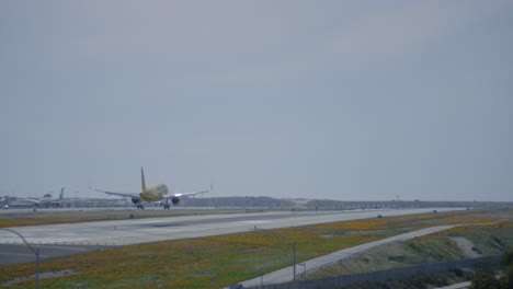 Aviones-De-Spirit-Airlines-Aterrizando-En-El-Aeródromo-De-Los-Ángeles,-California
