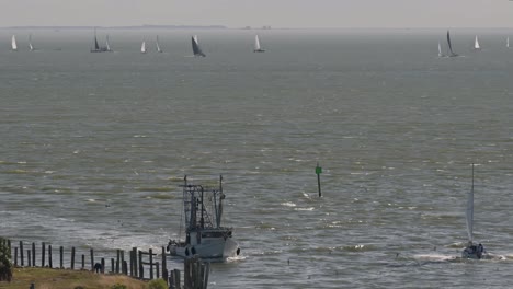 Ein-Fischerboot-Kommt-Von-Einem-Angeltag-In-Der-Galveston-Bay-In-Kemah,-Texas