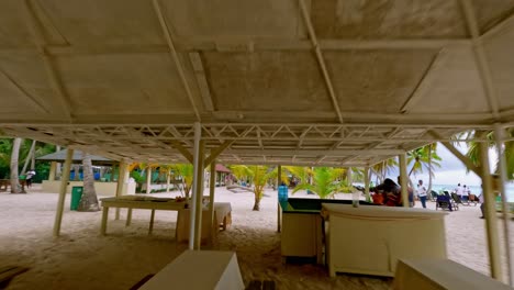 Fliegen-Durch-Palmen-Und-Hölzerne-Exotische-Pavillons-Am-Strand-Von-Saona-In-Der-Dominikanischen-Republik