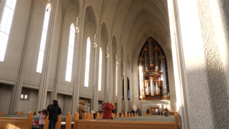 Timelapse-De-Turistas-Caminando-Por-La-Famosa-Iglesia-En-Islandia