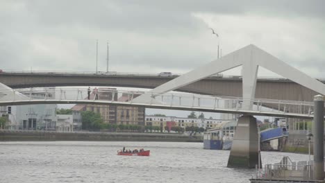 Vehicles-travelling-over-bridges-above-the-River-Clyde,-panning-shot