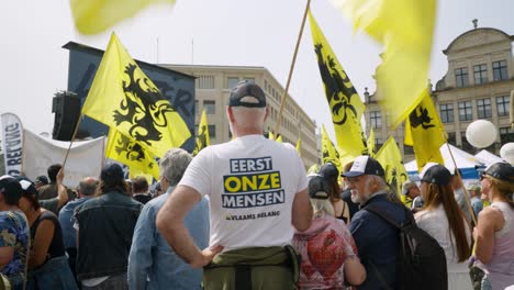 Partidarios-Del-Partido-De-Extrema-Derecha-Flamenco-Vlaams-Belang-Ondeando-Con-Banderas-De-Flandes-Durante-Una-Manifestación-De-Protesta-En-Bruselas,-Bélgica