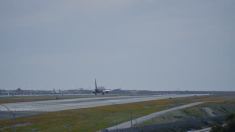 Southwest-Airlines-commercial-airplane-arriving-to-Los-Angeles-airfield,-California