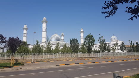 Traffic-by-New-Mosque-in-Dushanbe,-Tajikistan
