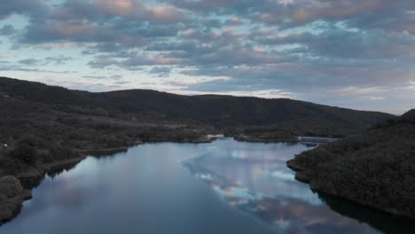 Wunderschöne-Luftaufnahme-über-Dem-Bergsee,-Bunte-Sonnenuntergangswolken,-Die-Sich-Im-Wasser-Spiegeln