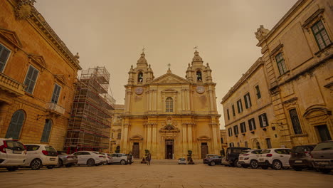 Vista-A-Nivel-De-Calle-Y-Lapso-De-Tiempo-De-La-Catedral-De-San-Pablo-En-Mdina,-Malta