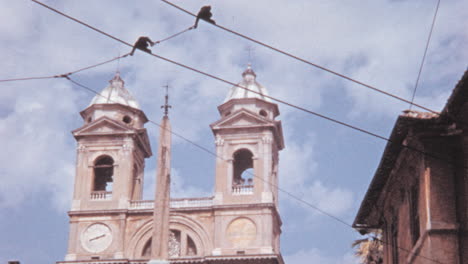Panorama-Der-Kirche-Trinita-Dei-Monti-Unter-Klarem-Himmel-In-Rom-Der-1960er-Jahre