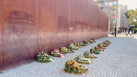 Blumenkranz-Zum-Gedenken-An-Menschen,-Die-Beim-Überqueren-Der-Berliner-Mauer-Ihr-Leben-Verloren-Haben