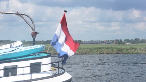 Tierra-Agrícola-Holandesa-Con-Un-Barco-Tradicional-En-Primer-Plano,-Tiro-De-Seguimiento
