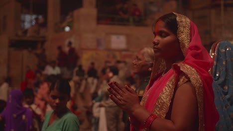 Junge-Schöne-Indische-Frau-Schließt-Sich-Vielen-Anderen-An,-Um-Beim-Heiligen-Fest-Zu-Beten