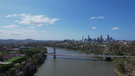 Blick-Auf-Die-Eleanor-Schonell-Brücke-Und-Die-Skyline-Von-Brisbane-Vom-Dutton-Park-In-Queensland,-Australien