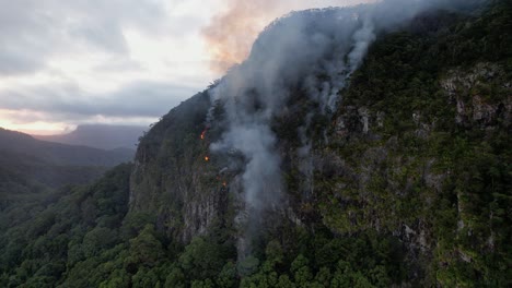Rauch-Steigt-Aus-Einem-Verheerenden-Feuer-Auf,-Das-Einen-Teil-Des-Currumbin-Tals-In-Queensland,-Australien,-Verbrennt