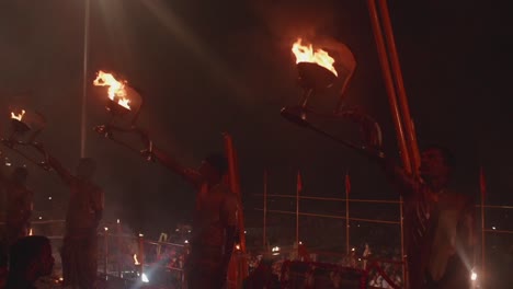 Indische-Männer-Führen-Traditionelle-Zeremonielle-Darstellungen-Beim-Festival-Des-Lichts-Durch