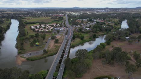 Vehículos-En-El-Puente-Larry-Storey-Que-Cruza-El-Río-Logan-En-Waterford,-Queensland,-Australia