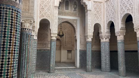 Impresionante-Arquitectura-árabe-Dentro-De-La-Madrasa-De-Rabat.-Panorámica
