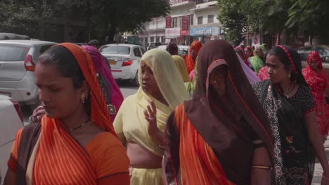 Große-Gruppe-Einheimischer-Junger-Indischer-Frauen,-Die-Gemeinsam-Spazieren-Gehen