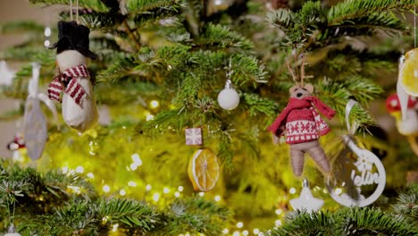 Die-Am-Weihnachtsbaum-Aufgehängten-Ornamente-Und-Lichter---Nahaufnahme