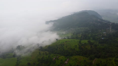Montañas-Y-Terreno-Rural-Cubierto-De-Densas-Nubes-De-Niebla-En-Nepal.