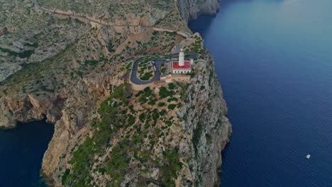 Drohnenrückzug-Zur-Blauen-Stunde-Am-Leuchtturm-Von-Formentor,-Serra-De-Tramuntana,-Mallorca,-Spanien