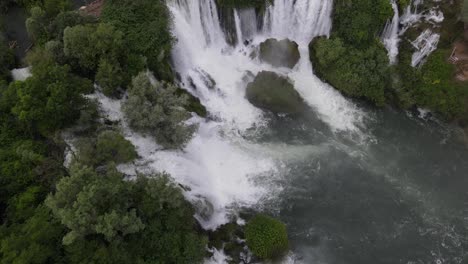Draufsicht-Auf-Wasser,-Das-Durch-Bäume-Am-Kravica-Wasserfall-In-Bosnien-Fließt,-Reiseattraktion,-Sommertourismuskonzept